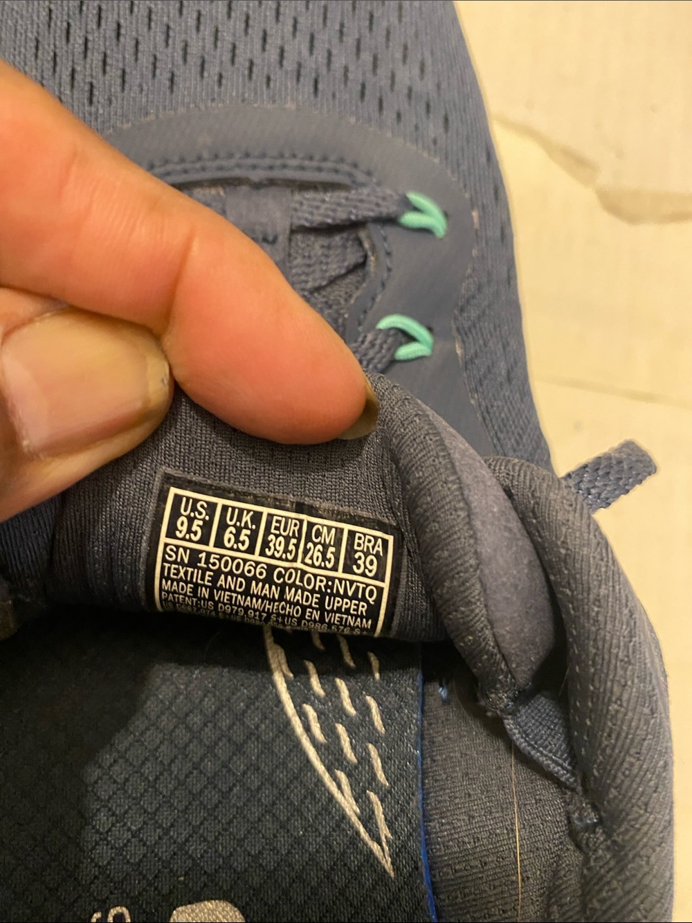 Skechers size 9.5 Sneakers good condition - Picture 6 of 6